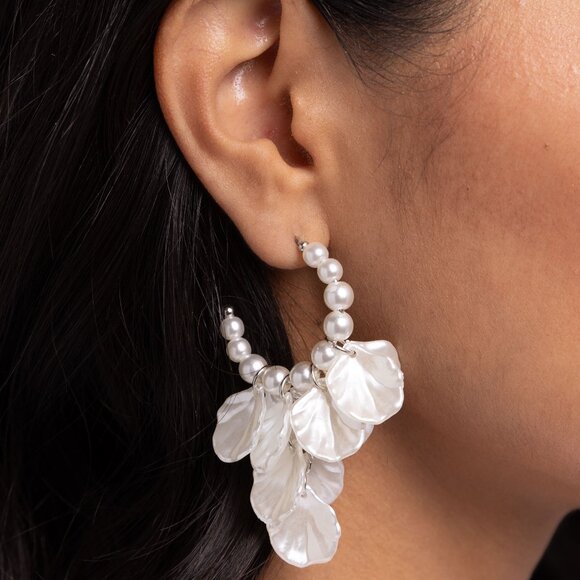 Frilly Feature- White - Picture 1 of 2